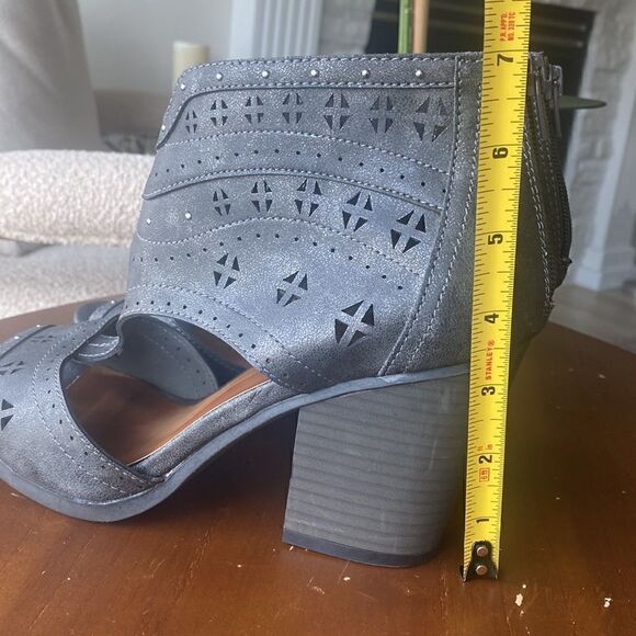 Maurices Women’s Gray Metallic Perforated Block Heel Sandals Size 9 - Picture 12 of 13